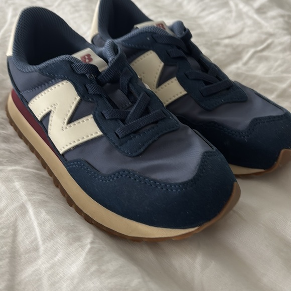 New Balance Classic Navy Kids Sneakers - Picture 2 of 7